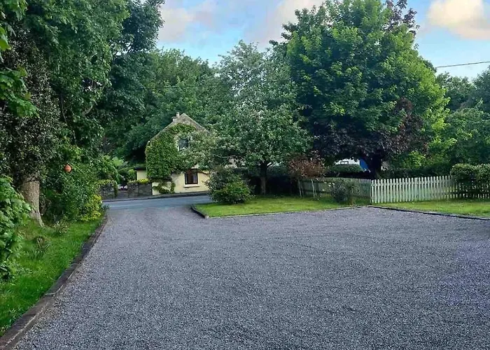 Beautiful In Beaufort Village On Local Link Bus Route